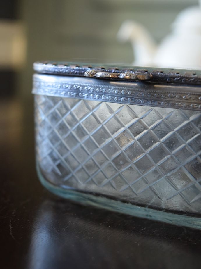 アンティーク風のおしゃれな小物入れ