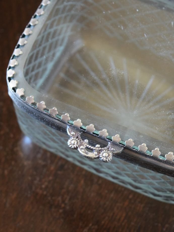 美しいガラスの小物入れ