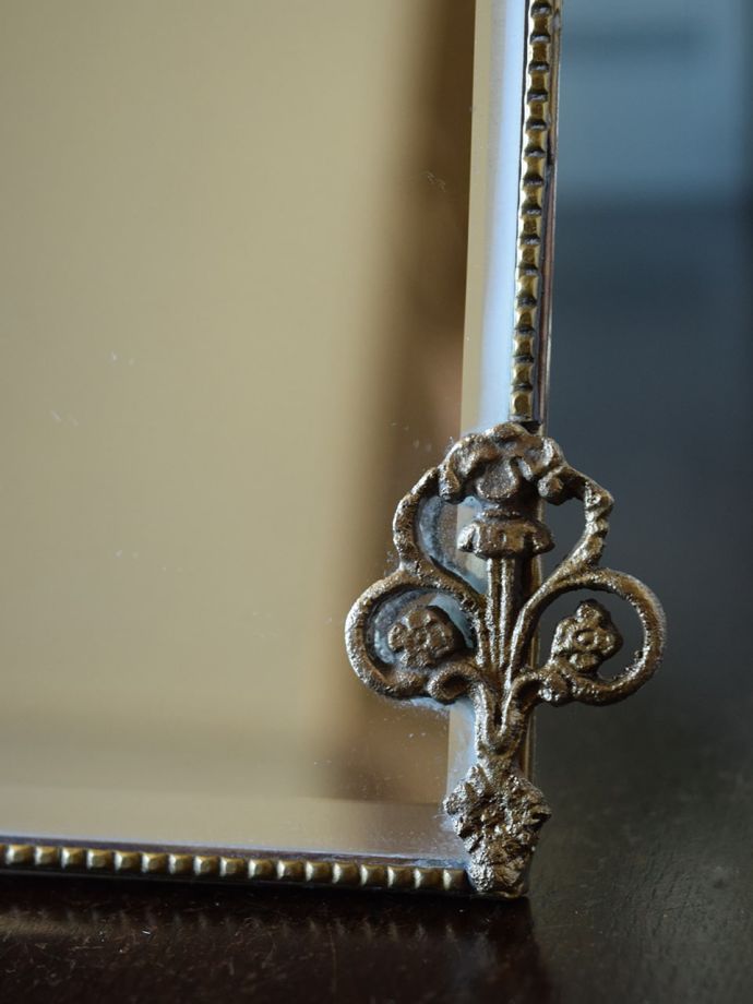 アンティーク風のスタンドミラー