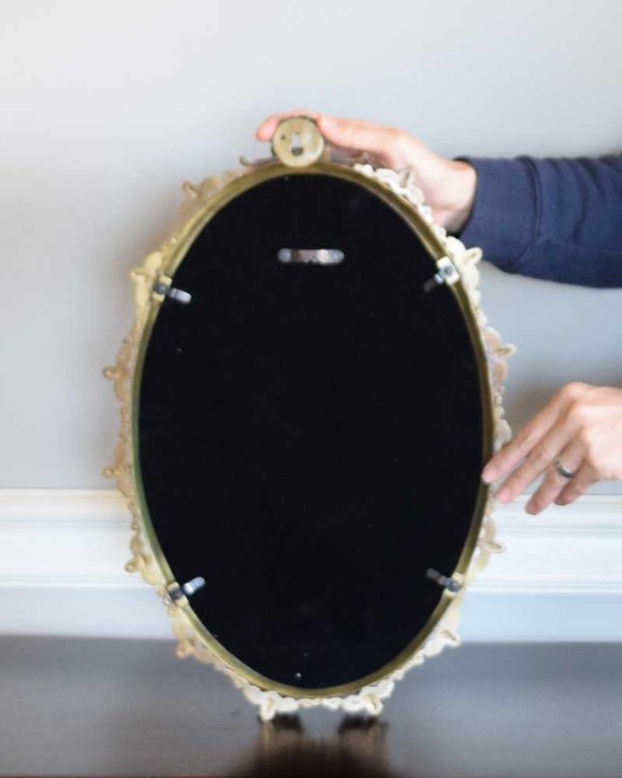 ウォールミラーの後ろ姿