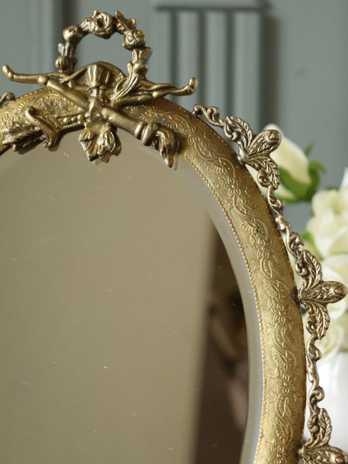 アンティーク風のスタンドミラー