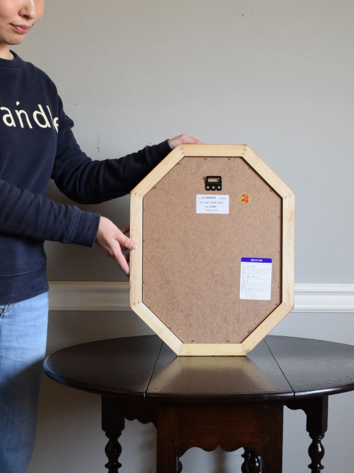 ウォールミラーの後ろ姿