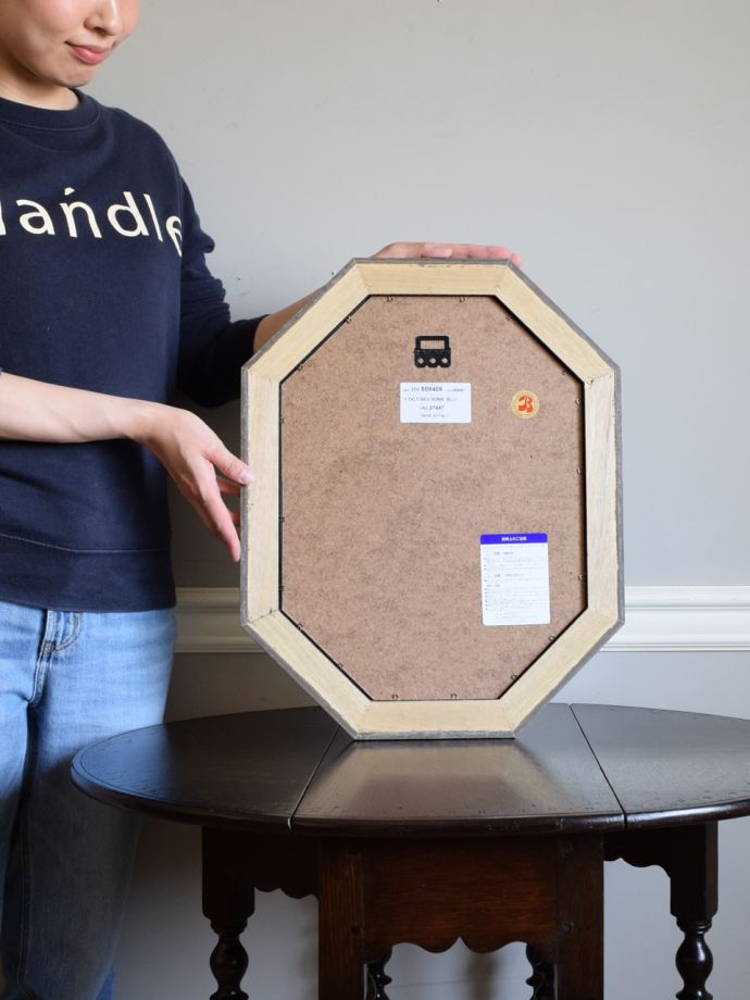 ウォールミラーの後ろ姿