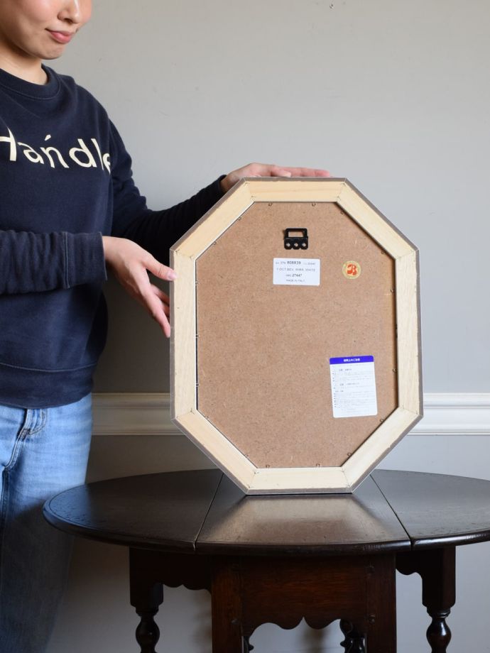 ウォールミラーの後ろ姿