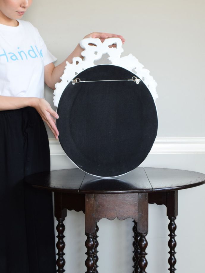 ウォールミラーの後ろ姿