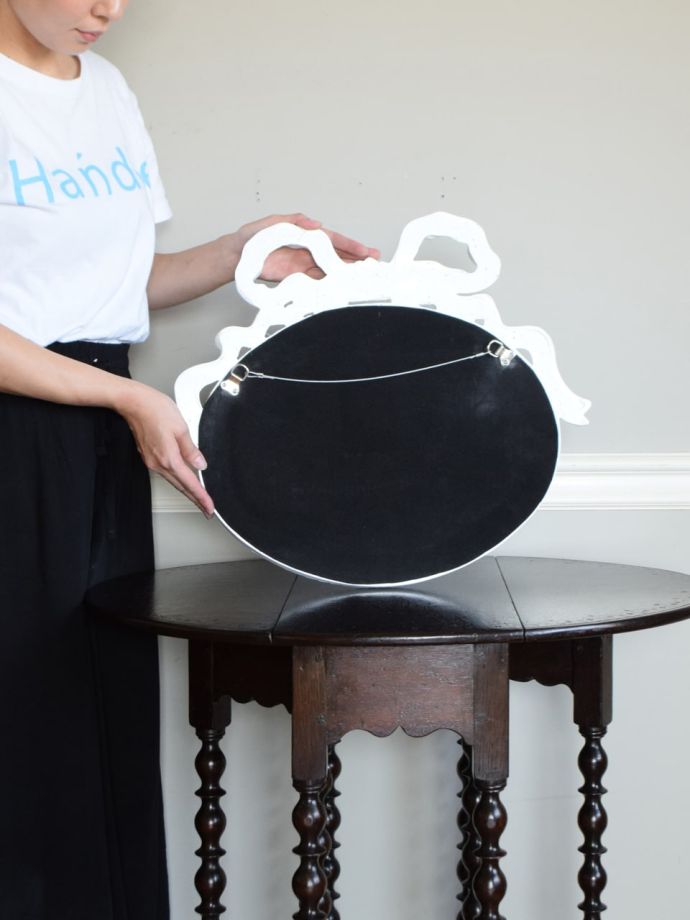 ウォールミラーの後ろ姿