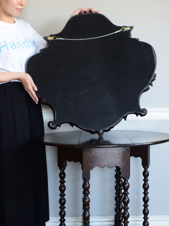 ウォールミラーの後ろ姿