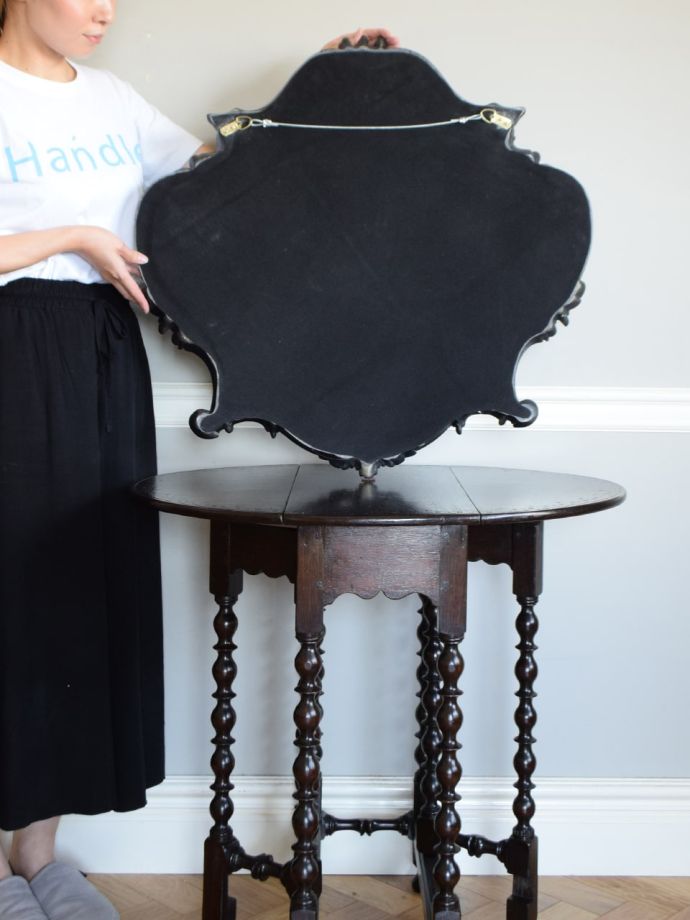 ウォールミラーの後ろ姿