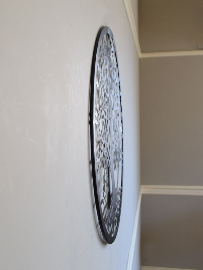 壁掛けパネルの横から