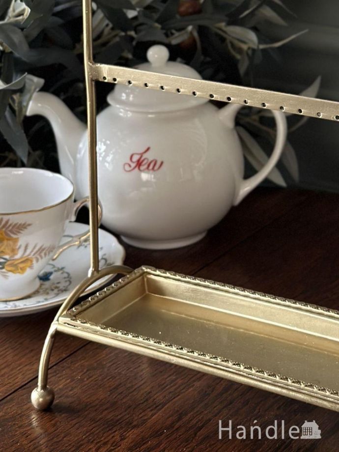 アンティーク調のおしゃれな雑貨、真鍮製のトレイ付きアクセサリー