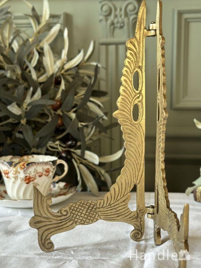 アンティーク調の豪華なイーゼル