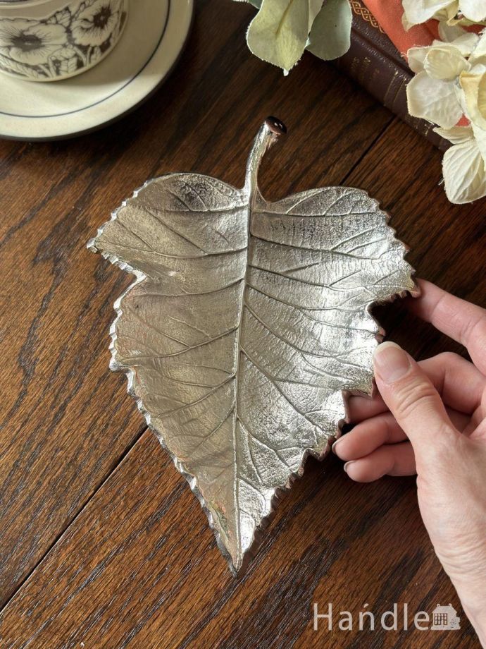 アンティーク調のおしゃれな雑貨、リーフのかたちのアクセサリートレイ
