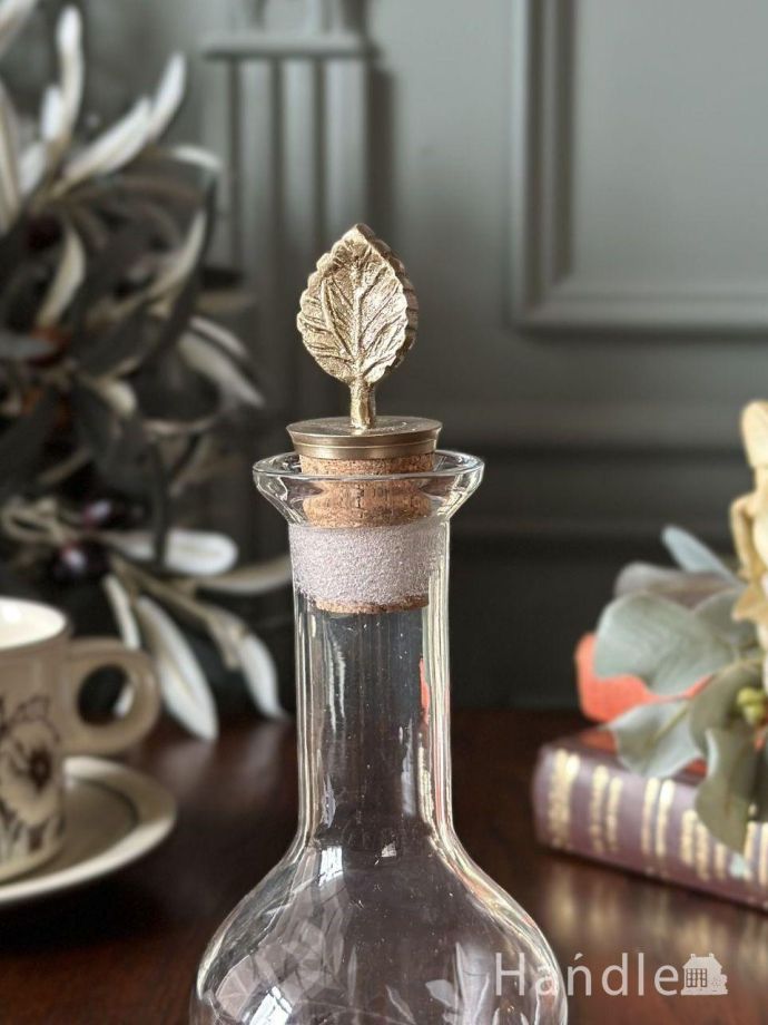 蓋付きのガラスボトル