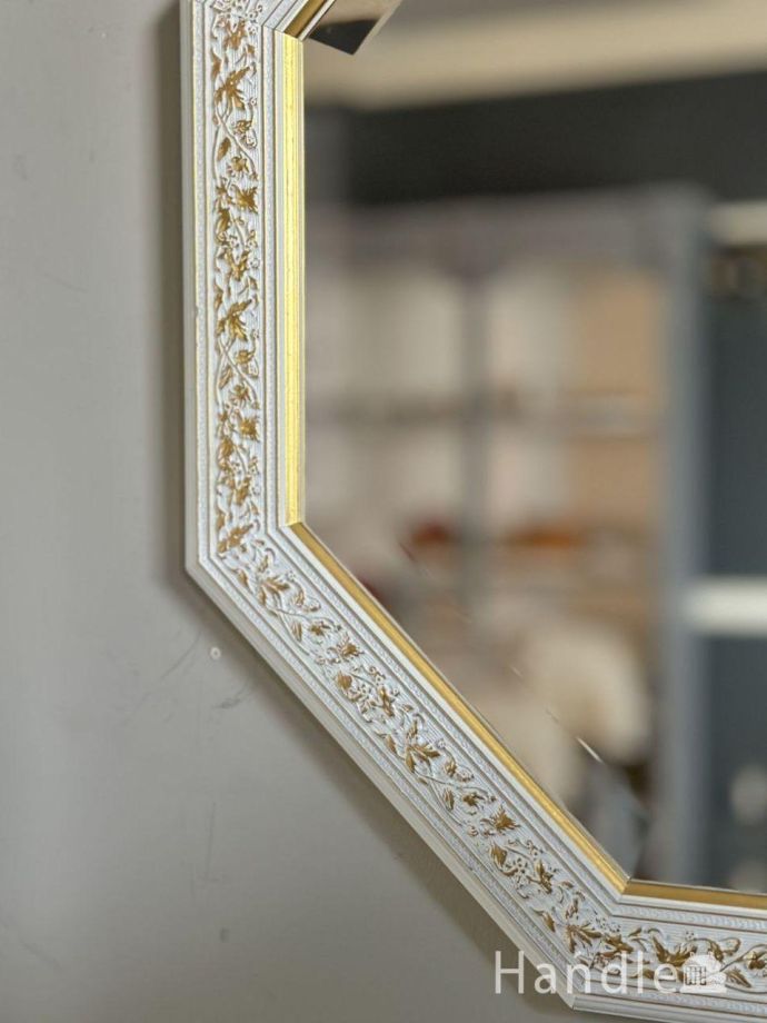 イタリアから届いた白い壁掛け鏡、華やかなウォールミラー(n21-130