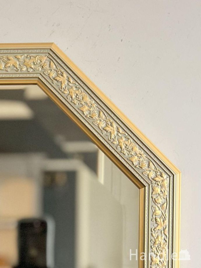 イタリア生まれのおしゃれな壁掛けの鏡、華やかな浮彫が入った木枠の