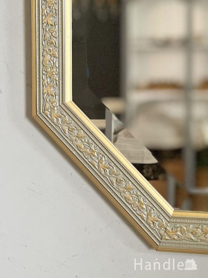 イタリア生まれのおしゃれな壁掛けの鏡、華やかな浮彫が入った木枠の