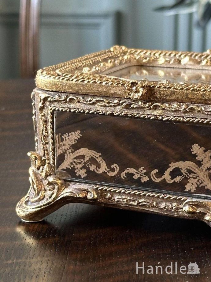 アンティーク風のおしゃれな小物入れ