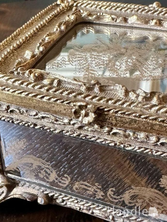 美しいアンティーク調の小物入れ