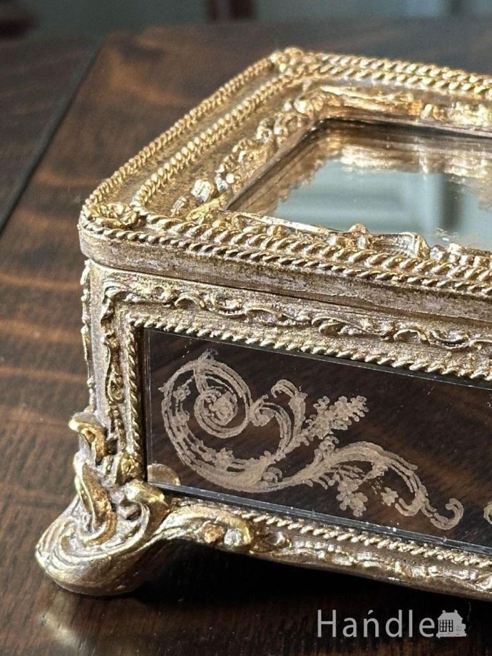 アンティーク風のおしゃれな小物入れ