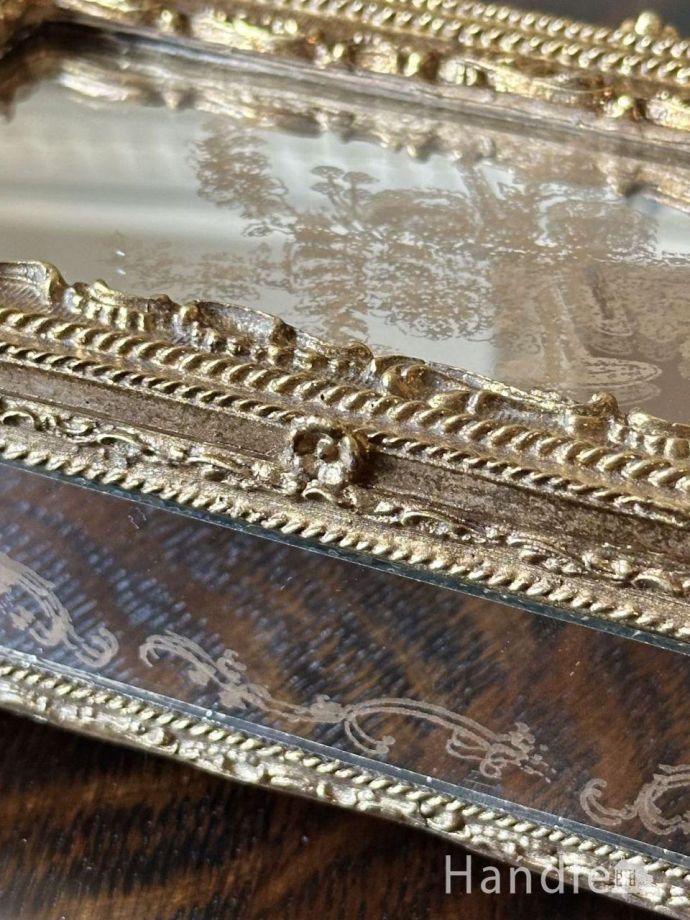 美しいアンティーク調の小物入れ