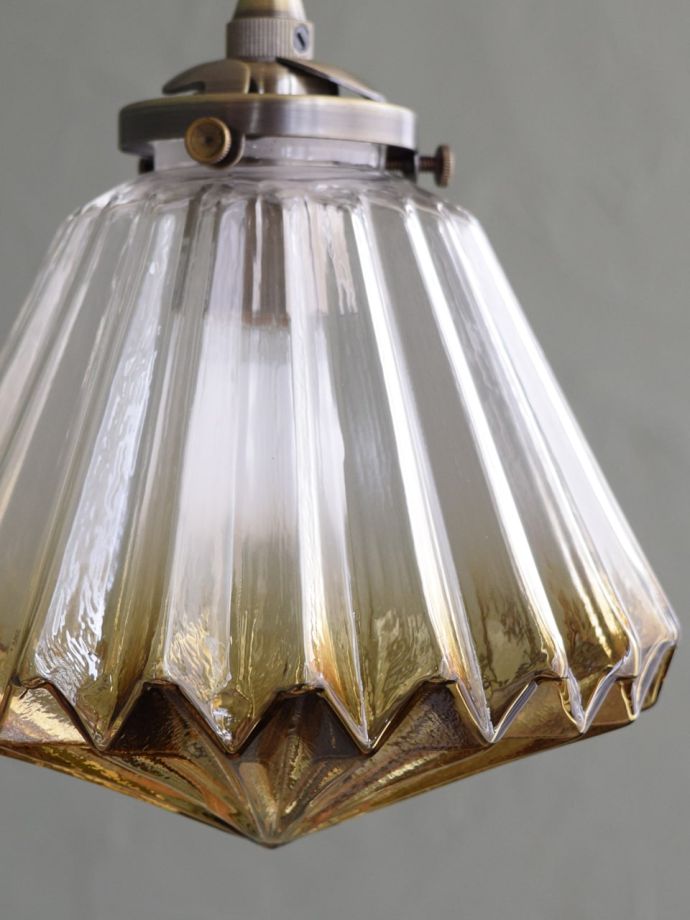 ガラスの凹凸が美しいペンダントライト