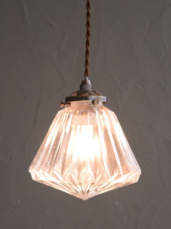 宝石のようなフォルムのビンテージ調の照明