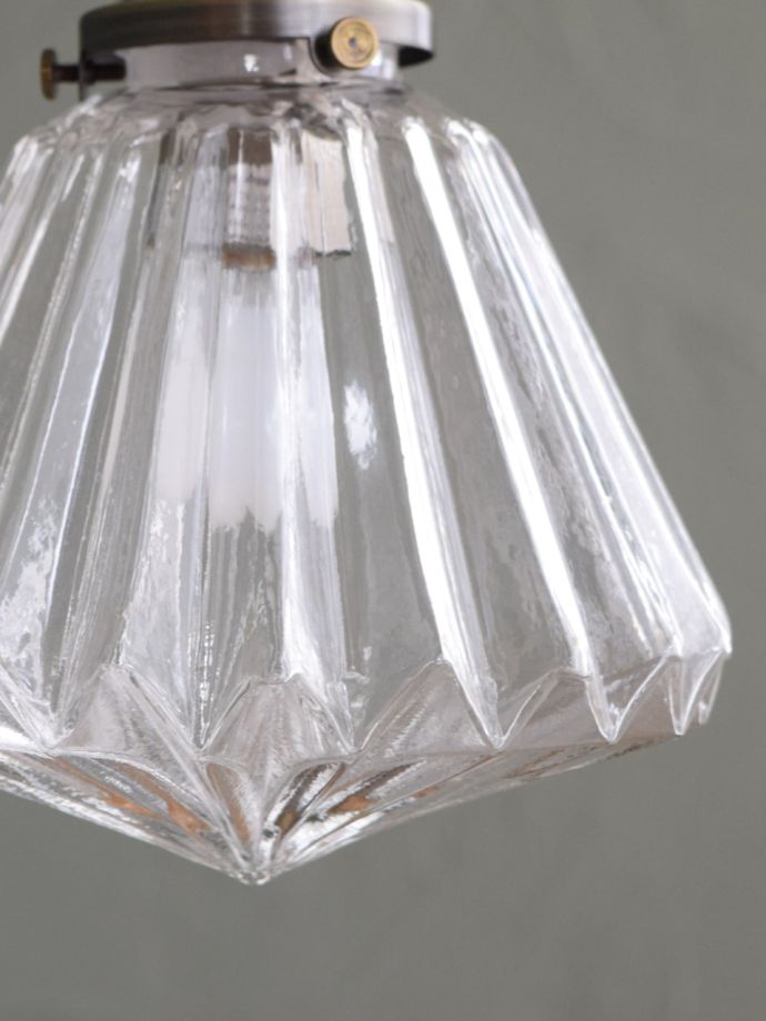 ガラスの凹凸が美しいペンダントライト