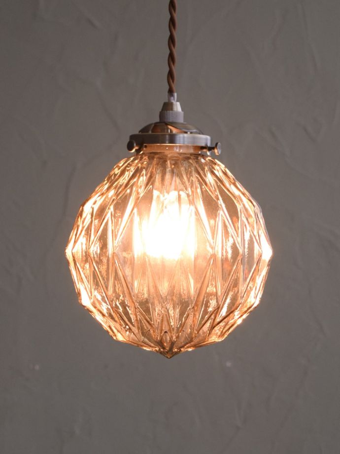 宝石のようなフォルムのビンテージ調の照明