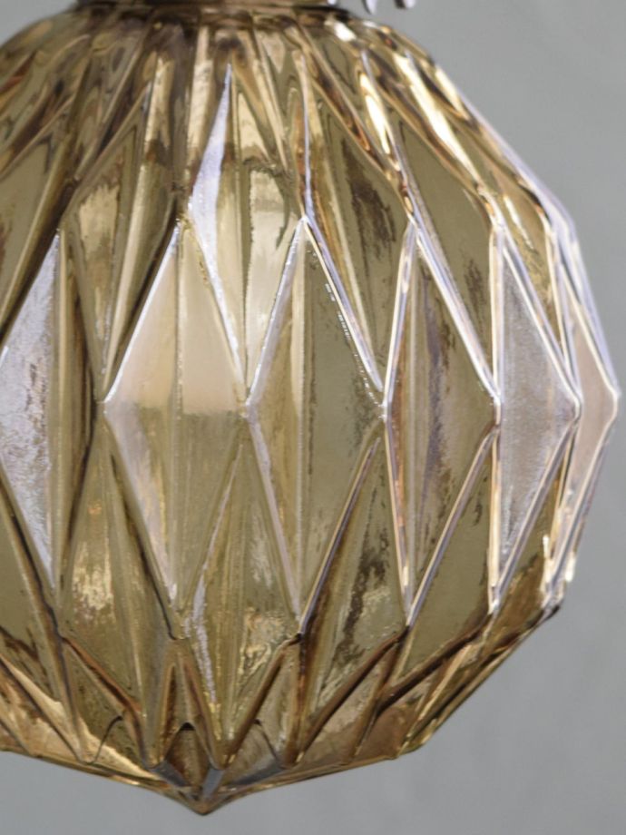 ガラスの凹凸が美しいペンダントライト