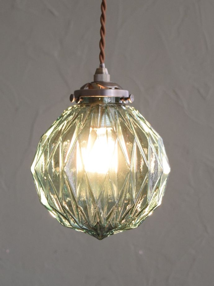 宝石のようなフォルムのビンテージ調の照明
