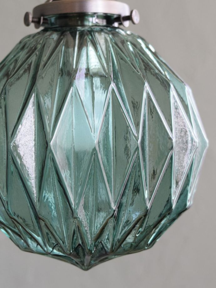 ガラスの凹凸が美しいペンダントライト