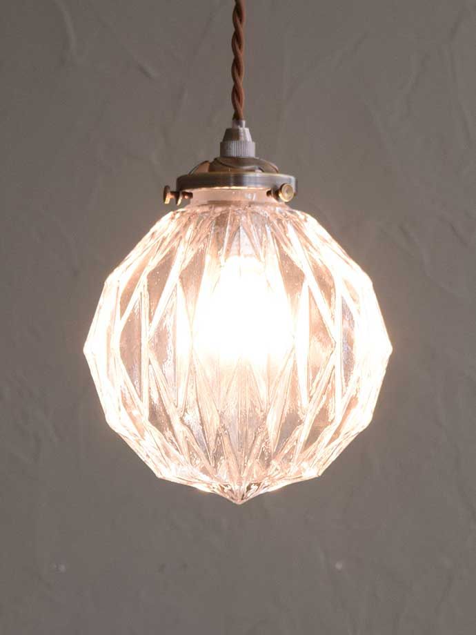 宝石のようなフォルムのビンテージ調の照明