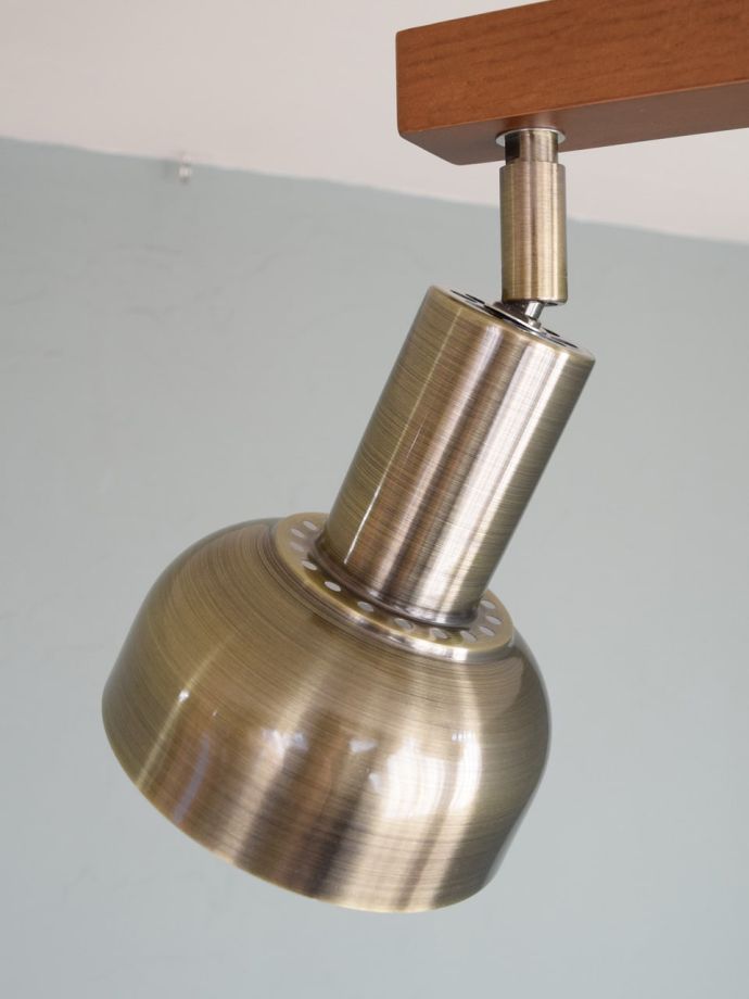 スポットライトの角度調節