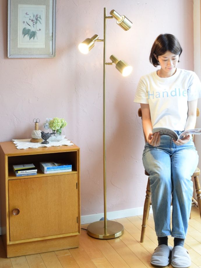 空間をやさしく包むフロアランプの灯り