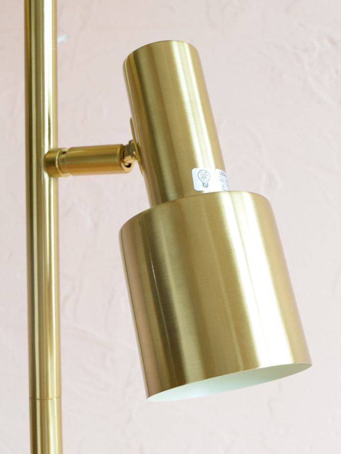 昼間の姿もおしゃれなフロアランプ