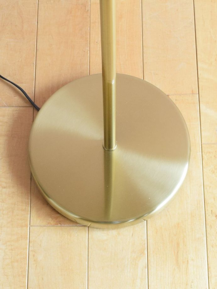 落ち着いた色に輝くフロアランプの土台