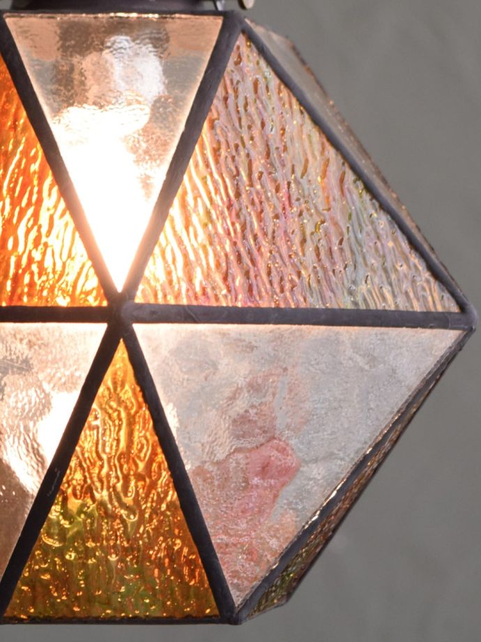 ステンドグラスからの灯り