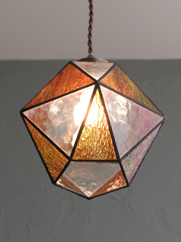 ステンドグラスの優しい灯り