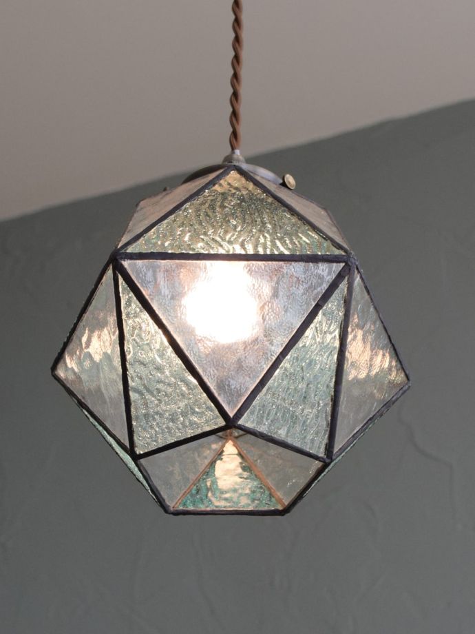 ステンドグラスの優しい灯り