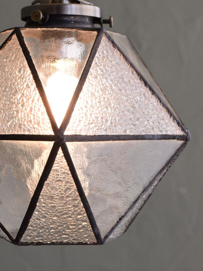 ステンドグラスからの灯り