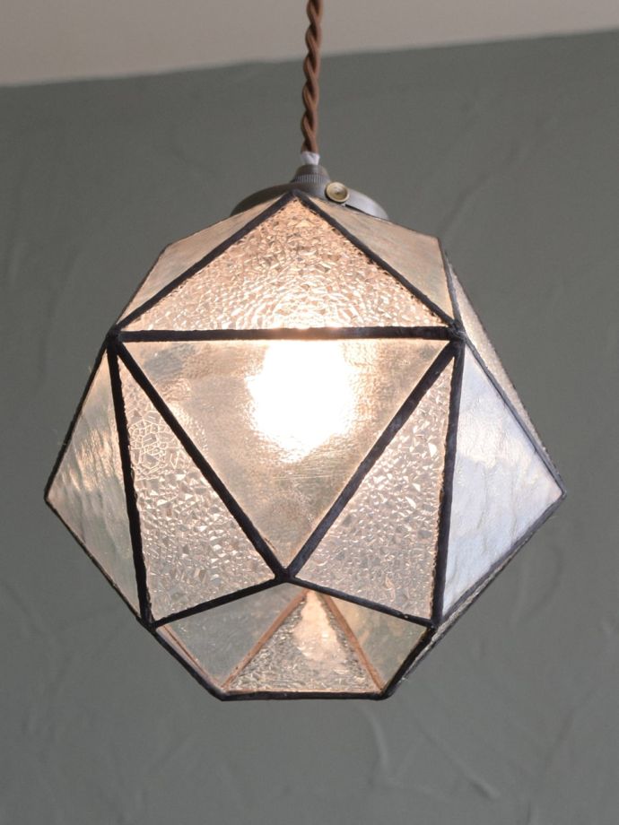 ステンドグラスの優しい灯り