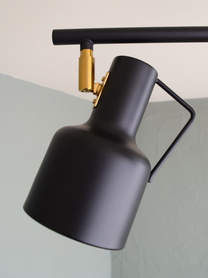 スポットライトの角度調節