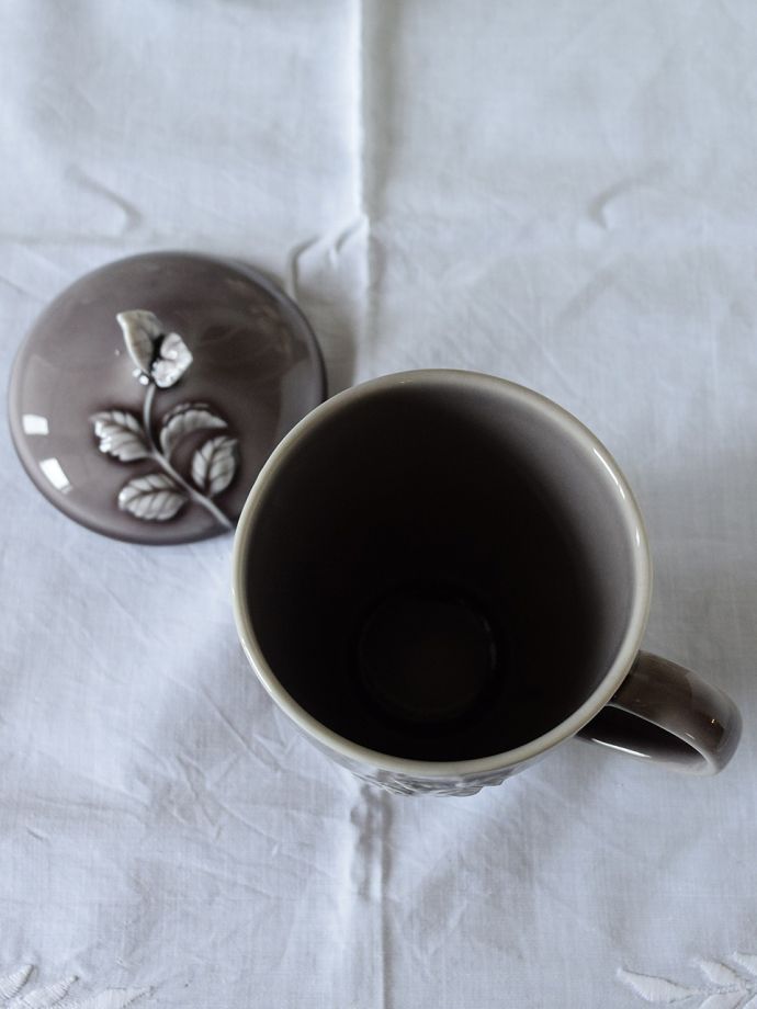 アンティーク調のおしゃれな食器、スタジオMのミントの蓋付きマグ