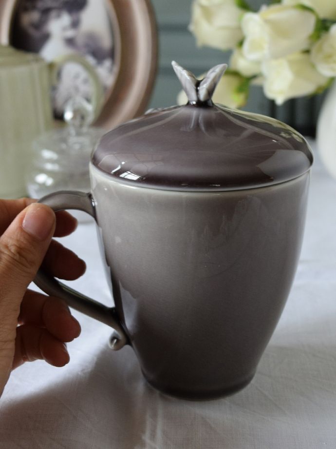 アンティーク調のおしゃれな食器、スタジオMのミントの蓋付きマグ