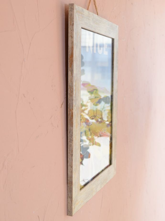 アートフレームを壁に掛けると