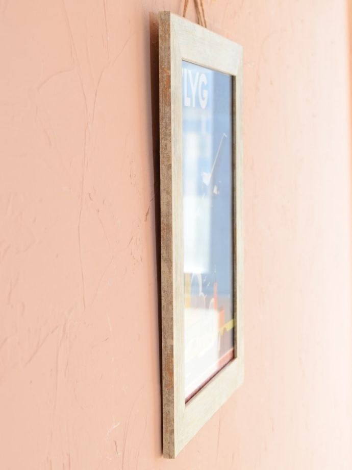 アートフレームを壁に掛けると