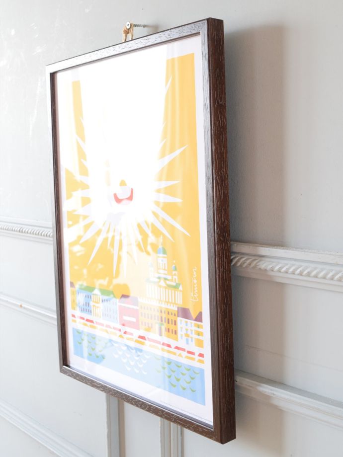 アートフレームを壁に掛けると