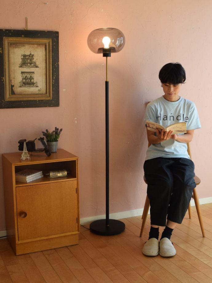 空間をやさしく包むフロアランプの灯り