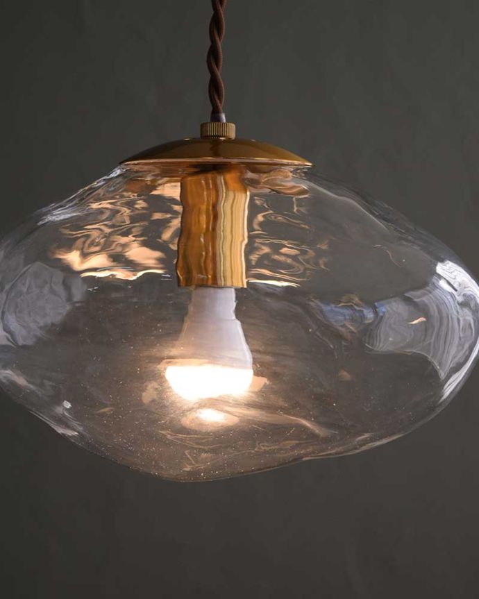 ガラスシェードからの灯り