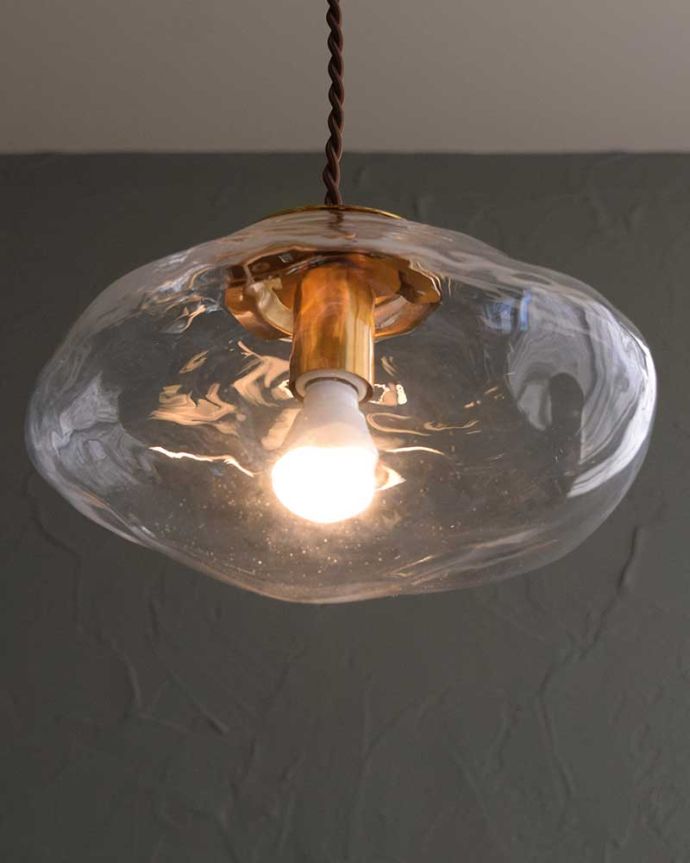 ペンダントライトからの優しい灯り